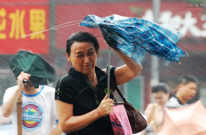 重庆5个区县暴雨超市积水齐腰深，货物被淹无法出售「超市货物被淹」